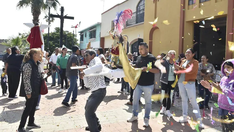 Las imágenes de San Miguel, San Rafael y San Gabriel fueron recibidas con aplausos y porras por los feligreses al término de la misa.